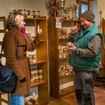 Enten-Confit ist ein beliebtes Produkt in Frankreich. Im Hofladen von Marc Taridieu werden alle Teile der Tiere weiterverarbeitet, so auch Herz und Innereien. Aber auch die in Frankreich so geschätzte Entenleberpastete gehört zum Sortiment. / © Foto: Georg Berg