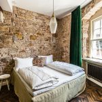 Schlicht und schön ein Doppelzimmer mit vielen Naturmaterialien. Im Zentrum das Premiumbett von Coco-Mat für maximal entspannten Schlaf / © Foto: Georg Berg