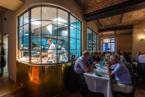 Offene Küche im Restaurant des Hotel Renthof in Kassel / © Foto: Georg Berg