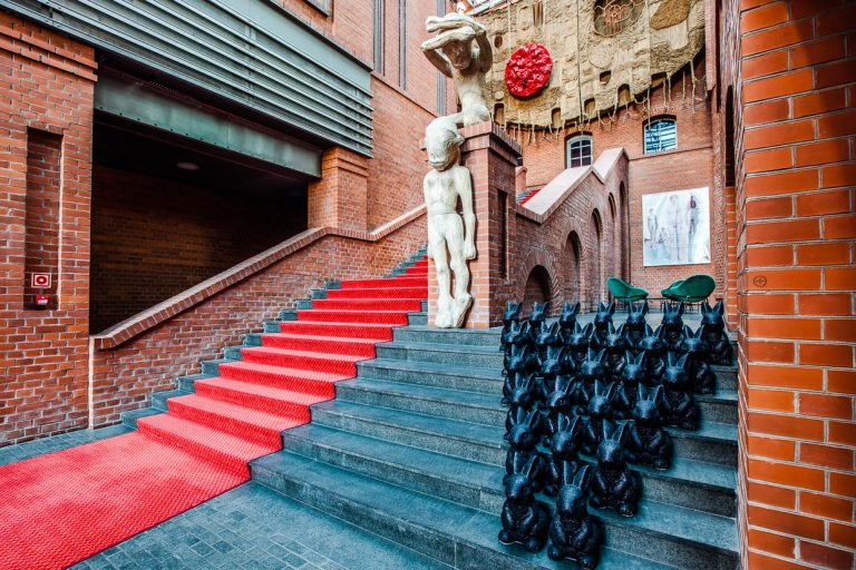 Die beeindruckende Eingangshalle von Hotel Blow up 5050, Posen. Polen. Als Gast möchte man sofort dem roten Teppich folgen. Er führt vorbei an zeitgenössicher Kunst wie Skulputen und Fotografien. Der Hotelgast wird direkt in die ebenfalls gigantische Hotelbar geführt / © Foto: Georg Berg