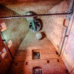 Die Bar im Hotel Blow up 5050, Posen liegt im ehemaligen Getreidespeicher der Brauerei. Hier können Zigarrenliebhaber noch ungestört ihre Havanna glimmen lassen. Der Zigarrenqualm verliert sich bei dieser gigantischen Raumhöhe / © Foto: Georg Berg