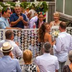 Am Hochzeitstag wird die Braut in ihrem Elternhaus vor dem Zugriff des Bräutigams und seinem Team verteidigt / © Foto: Georg Berg