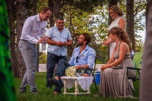 Bei einer bulgarischen Hochzeit sind die Trauzeugen die wichtigsten Gäste. Das Brautpaar muss sie den ganzen Hochzeitstag lang bedienen
 / © Foto: Georg Berg