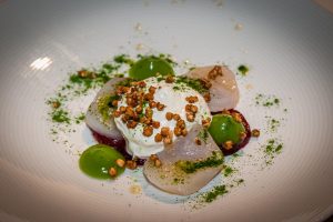 Von Sternekoch Tom Wickboldt: norwegische Jakobsmuschel mit Lardoschaum, roter Beete und einem Schinken-Petersilien-Gel mit Buchweizen / © Foto: Georg Berg