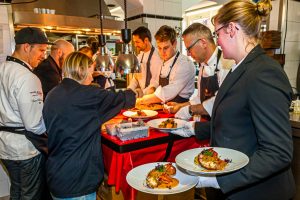 Das Serviceteam legt los: Der Hummer, den Vineet Bhatia aus der Küche kommen lässt sieht nicht nur fantastisch aus... / © Foto: Georg Berg