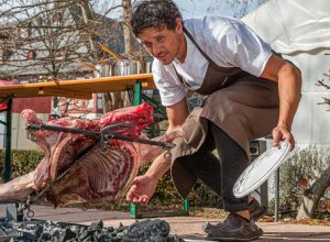 Sternekoch Rodolfo Guzman bei der Zubereitung von Patagonischem Lamm invers – von innen nach außen gegart – über 8 Stunden / © Foto: Georg Berg