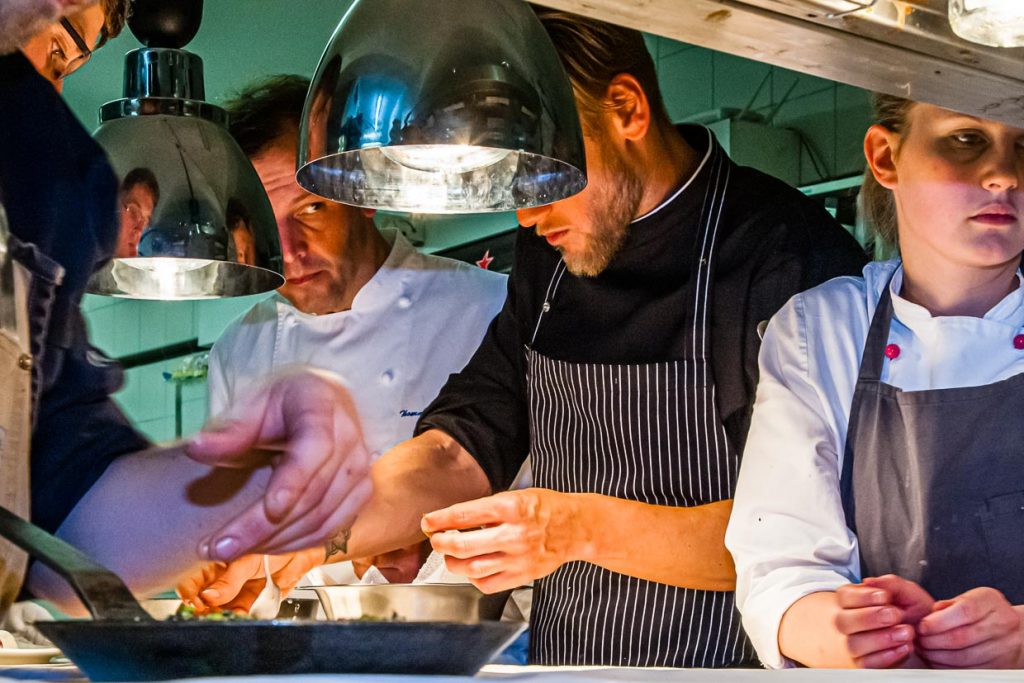 Ruhig, konzentriert und alles im Blick, so arbeitet Sternekoch Thomas Kellermann mit seinem Team in der Küche / © Foto: Georg Berg