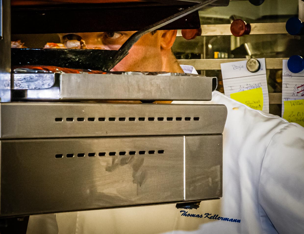 Und immer dieser Blick! Nicht nur Mitarbeiter oder Kochkursteilnehmer spüren ihn. Auch die Langostinos im Salamander (einem Ofen mit starker Oberhitze) werden mit den Augen fixiert / © Foto: Georg Berg