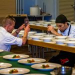 Zwei Köche aus dem Team von Michelin Star Chef Marco Müller dressieren die Teller auf dem Schleswig-Holstein-Gourmet-Festival in Sankt Peter-Ording / © Foto: Georg Berg
