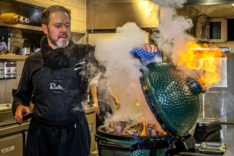 Das Geheimnis der zarten Rinderbrust ist die umgekehrte Reihenfolge: Zuerst bei niedriger Hitze im Ofen erwärmen und dann erst kurz vor dem Anschneiden im eigenen Rauch scharf grillen    / © Foto: Georg Berg
