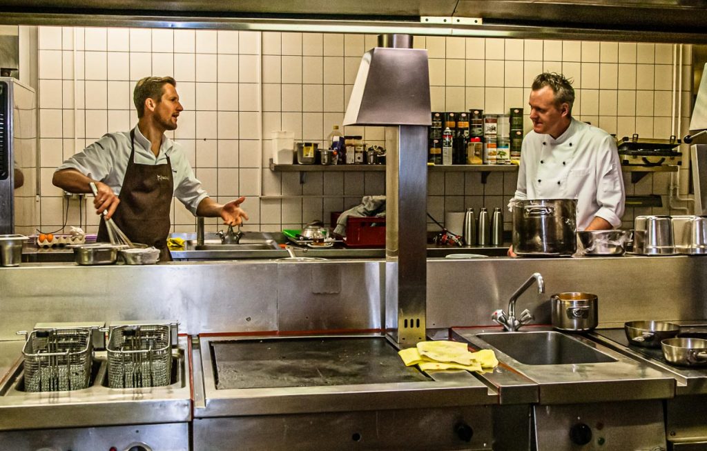 Küchen-Dialog zwischen Sternekoch Michael Kempf (links) in der Küche des Parkhotels Ahrensburg mit Küchenchef Christian Stockmann / © Foto: Georg Berg