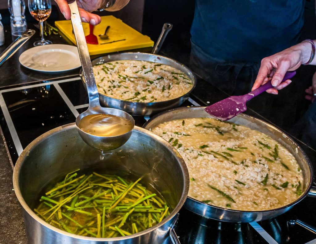 So kommt das Spargel Aroma in den Reis: Die Gemüsebrühe wird mit den abgeschnittene Ende der Spargelstangen zusammen aufgekocht. / © Foto: Georg Berg