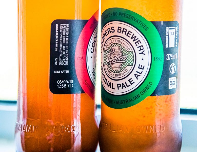 Das australische Coopers schreibt statt eines Verfallsdatums: BEST AFTER. Der Grund: Nach dem Brauvorgang wird noch ein zweiter Flaschengärprozess in Gang gesetzt, der nach 14 Tagen abgeschlossen ist. Vor dem Öffnen solten die Flaschen gerollt werden, damit die erwünschte Trübung sich voll entfalten kann. / © Foto: Georg Berg