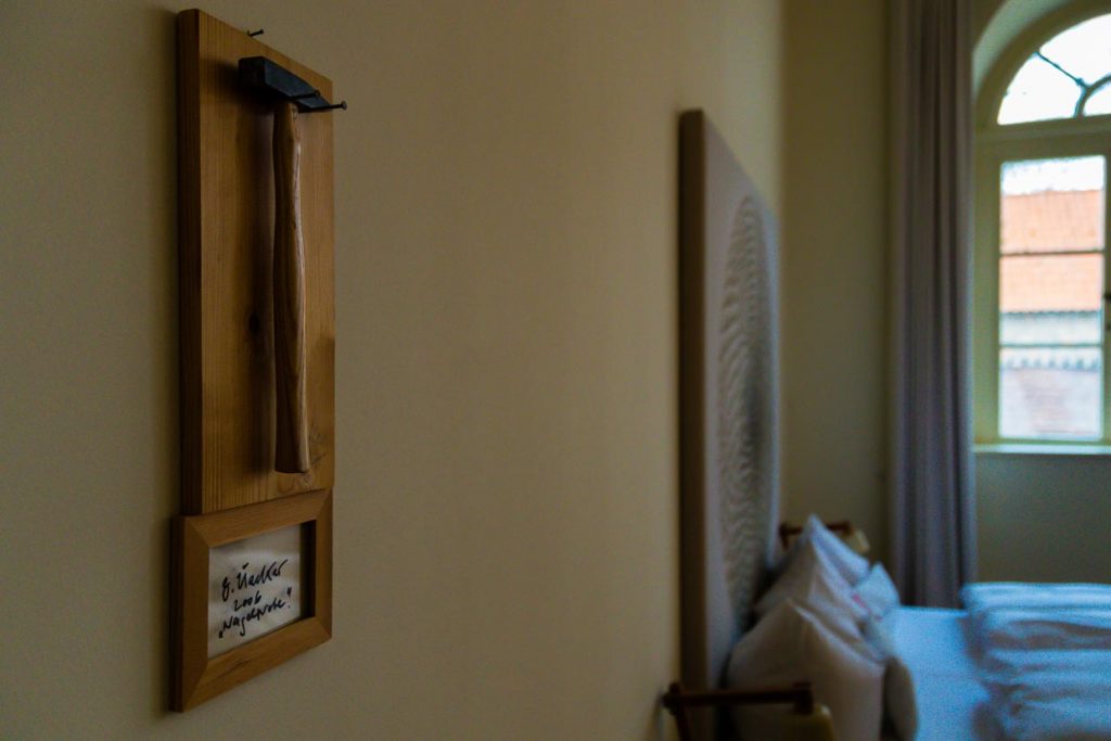 Die Nagelprobe von Günther Uecker hängt im Hotelzimmer als Original an der Wand / © Foto: Georg Berg
