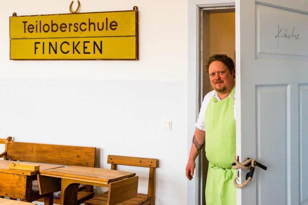 Der Chef in seinem „Klassenzimmer“. Seit 2015 kocht und serviert Gunnar Müller in den ehemaligen Klassenräumen der Teiloberschule Fincke / © Foto: Georg Berg