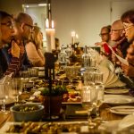 Die Scheune des Kavaliershaus Schloss Blücher wird jede Woche zum Treffpunkt für ein Essen an der langen Tafel / © Foto: Georg Berg