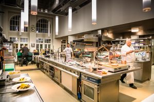 Eine Küche wie eine Kathedrale. Hier findet jeden Montag auch für externe Gäste ein Chef’s Table statt / © Foto: Georg Berg