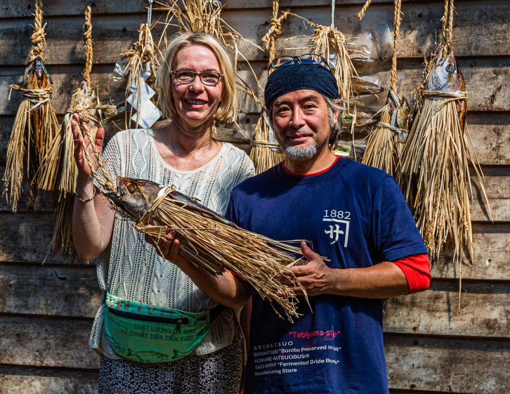 Journalistin Angela Berg neben Yasuhisa Seriwaza mit dem traditionellen Shio-Katsuo, dem Bonito im Bastkleid / © Foto: Georg Berg