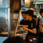 Wenig Platz und viel Betrieb in der Küche des Ramen Restaurants Afuri in Tokyo, Shibuya, Japan / © Foto: Georg Berg