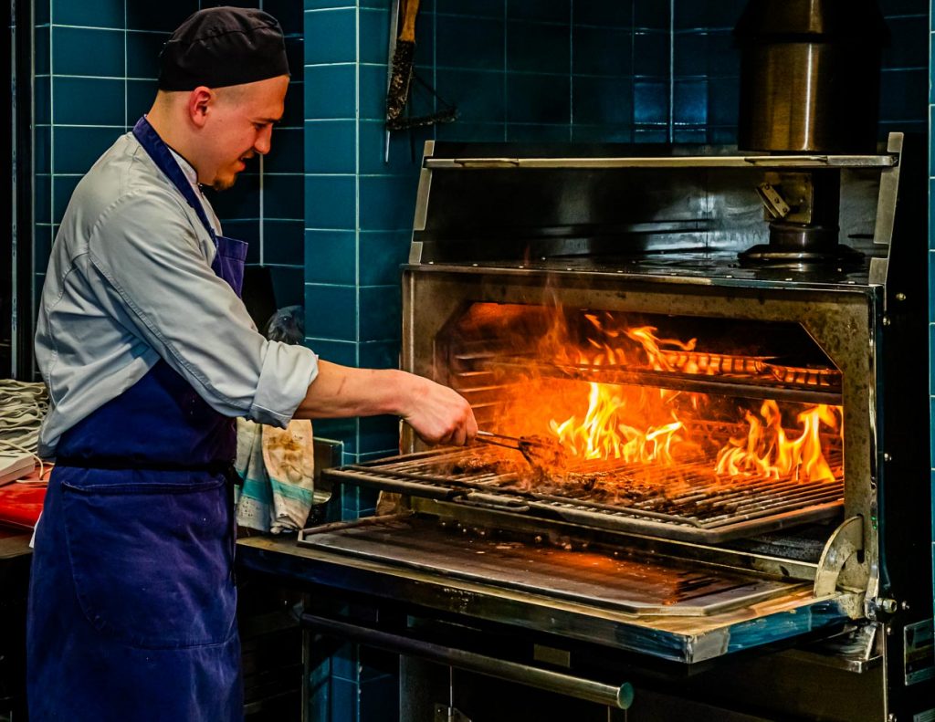 Heißgeliebt vom Küchenteam: im Josper Grill werden die Stücke vom heimischen Black Angus perfekt zubereitet / © Foto: Georg Berg