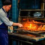 Heißgeliebt vom Küchenteam: im Josper Grill werden die Stücke vom heimischen Black Angus perfekt zubereitet / © Foto: Georg Berg