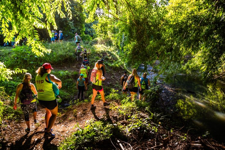 Hash House Harriers Laufveranstaltung. Über Stock und Stein geht es, durch Bäche und matschige Böschungen hinauf. Schon kurz nach dem Start haben sich die Läufer von den Wanderern abgesetzt / © Foto: Georg Berg