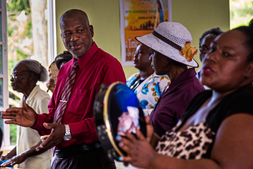 Die Gläubigen singen beim Baptistengottesdienst in The Lime, Grenada.Der Gesang schafft ein Gemeinschaftserlebnis. Viele kommen mit eigenem Instrument in den Gottesdienst / © Foto: Georg Berg