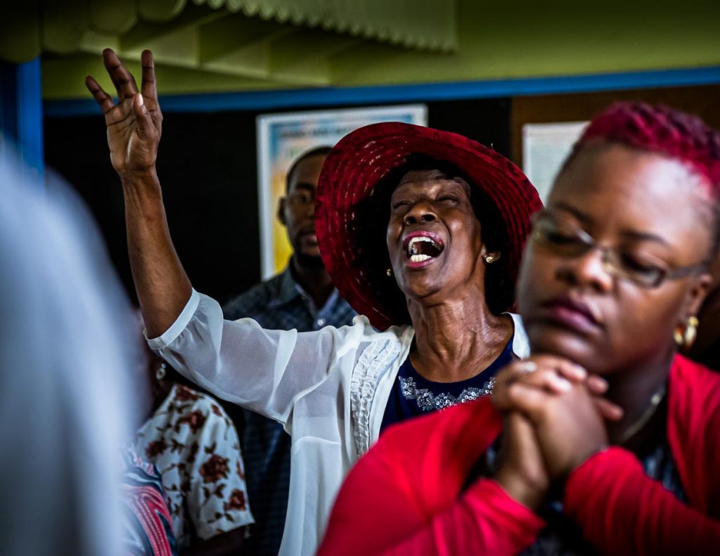 Die Gläubigen singen beim Baptistengottesdienst in The Lime, Grenada. Die Gospel-Musik bietet Raum für Kontemplation oder religiöse Extase / © Foto: Georg Berg