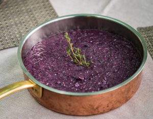 Risotto mit Blaubeeren und Zincarlin serviert in einem Kupfertopf. In Circolo di Balerna, Tessin, Schweiz / © Foto: Georg Berg