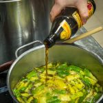 Eine Melange von guten Zutaten. Der Bohnensuppe nach einem mittelalterlichen Rezept wird neben viel Safran auch Rauchbier zugefügt / © Foto: Georg Berg