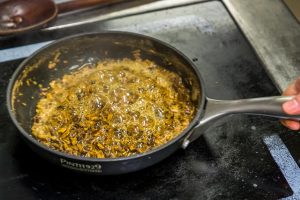 So entlockt man dem Süßholz die Süße. Geraspelt und in Wasser aufgekocht / © Foto: Georg Berg