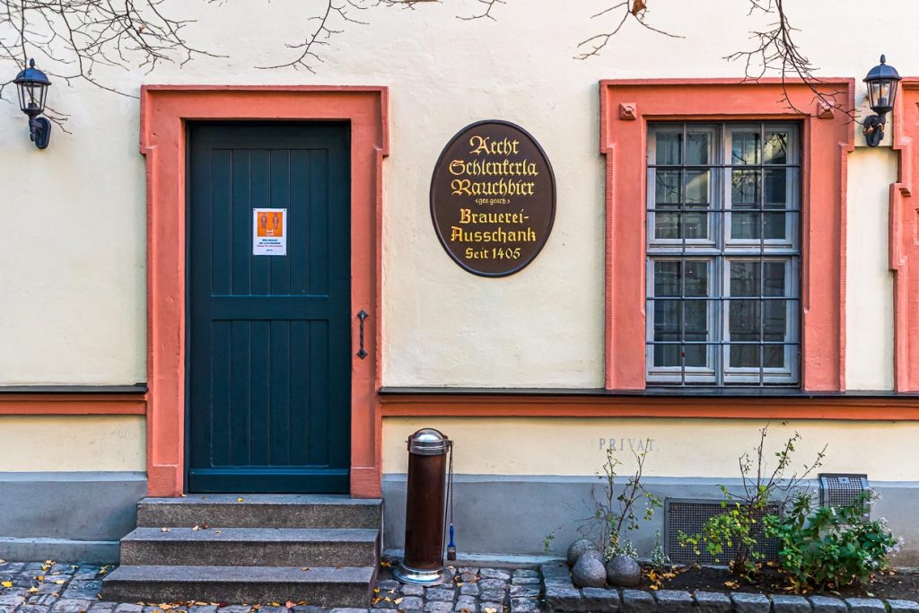 Das Haus in der Dominikanerstraße 6 in Bamberg ist ein prominentes Beispiel für das an ein Grundstück verbriefte Braurecht aus dem Mittelalter / Aecht Schlenkerla Rauchbier, Brauerei-Ausschank seit 1405 / © Foto: Georg Berg
