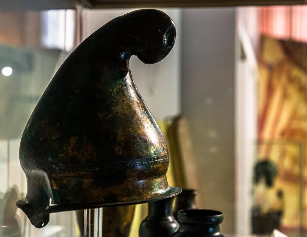 Die typischen Helme der Thraker sind aus Eisen und wie eine Zipfelmütze geformt / © Foto: Georg Berg