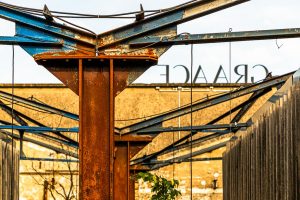 Das alte Hallengerüst mit Stahlträgern und Verstrebungen wurde mit ganz neuem Leben gefüllt / © Foto: Georg Berg