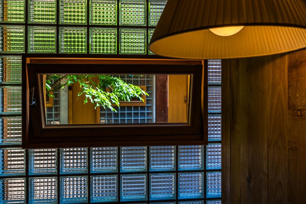 Blick vom Arbeitsplatz in den Innenhof. Die Zimmer sind klein und überraschen mit einer sehr edlen, fast schon japanischen Schlichtheit / © Foto: Georg Berg