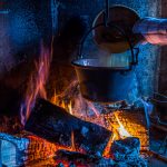 In Cerentino kann man im aufwendig renovierten historischen Patrizierhaus Cà Vegia wohnen, mit jahrhundertealten Originalmöbeln, aber ohne Strom. Polenta wird über dem offenen Feuer zubereitet, Circolo della Rovana, Schweiz