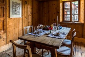 In Cerentino kann man im aufwendig renovierten historischen Patrizierhaus Cà Vegia übernachten, mit jahrhundertealten Originalmöbeln, aber ohne Strom. Kleiner Tipp: Vor Einbruch der Dunkelheit feststellen, wo Kerzen und Streichhölzer sind / © Foto: Georg Berg