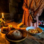 In Cerentino kann man im aufwendig renovierten historischen Patrizierhaus Cà Vegia wohnen, mit jahrhundertealten Originalmöbeln, aber ohne Strom. Polenta wird über dem offenen Feuer zubereitet, Circolo della Rovana, Schweiz / © Foto: Georg Berg