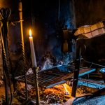 In Cerentino kann man im aufwendig renovierten historischen Patrizierhaus Cà Vegia übernachten, das mit jahrhundertealten Originalmöbeln ausgestattet ist, aber keinen Strom hat. Das Feuer muss auch für den Morgenkaffee angezündet werden, Circolo della Rovana, Schweiz / © Foto: Georg Berg