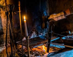 In Cerentino kann man im aufwendig renovierten historischen Patrizierhaus Cà Vegia übernachten, das mit jahrhundertealten Originalmöbeln ausgestattet ist, aber keinen Strom hat. Das Feuer muss auch für den Morgenkaffee angezündet werden, Circolo della Rovana, Schweiz / © Foto: Georg Berg