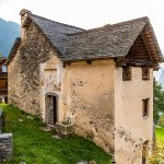 In Cerentino kann man im aufwendig renovierten historischen Patrizierhaus Cà Vegia wohnen, mit jahrhundertealten Originalmöbeln, aber ohne Strom. Das Waschbecken befindet sich vor der Eingangstür, Circolo della Rovana, Schweiz / © Foto: Georg Berg