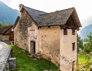In Cerentino kann man im aufwendig renovierten historischen Patrizierhaus Cà Vegia wohnen, mit jahrhundertealten Originalmöbeln, aber ohne Strom. Das Waschbecken befindet sich vor der Eingangstür, Circolo della Rovana, Schweiz / © Foto: Georg Berg