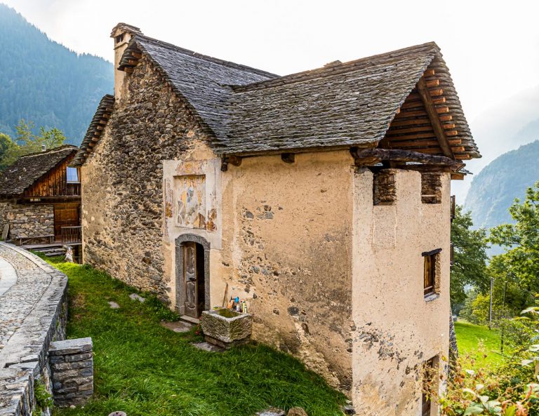 In Cerentino kann man im aufwendig renovierten historischen Patrizierhaus Cà Vegia wohnen, mit jahrhundertealten Originalmöbeln, aber ohne Strom. Das Waschbecken befindet sich vor der Eingangstür, Circolo della Rovana, Schweiz / © Foto: Georg Berg