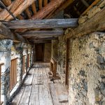 In Cerentino kann man im aufwendig renovierten historischen Patrizierhaus Cà Vegia wohnen, mit jahrhundertealten Originalmöbeln, aber ohne Strom. Das alte Haus wurde originalgetreu mit den ursprünglichen Materialien renoviert, Circolo della Rovana, Schweiz / © Foto: Georg Berg