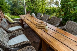 Frühstück und andere Mahlzeiten können an der langen Tafel auf der Terrasse von Villa Skovly eingenommen werden. Cecilia Blixen-Finecke kümmert sich zusammen mit ihrem Vater um die Zelte im Garten und um das Gästehaus. / © Foto: Georg Berg