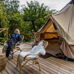 Für die kühlen Abende in Fünen, Dänemark liegen im Glamping Zelt der Villa Skovly dicke Jumpsuits aus Fleece bereit / © Foto: Georg Berg