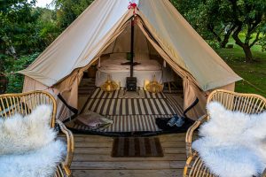 Glamping im Garten der Villa Skovly. Das geräumige Zelt mit Doppelbett steht auf einer Holzterasse im Obstgarten. Die Villa Skovly gehört Familie Blixen. Der Familiensitz der dänischen Linie, der Barone von Blixen-Finecke, Schloss Hesselagergaard liegt ganz in der Nähe / © Foto: Georg Berg