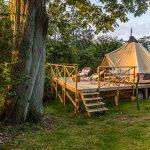 Glamping im Garten der Villa Skovly in Hesselager, Dänemark. Das geräumige Zelt mit Doppelbett steht auf einer Holzterasse im Obstgarten der Villa / © Foto: Georg Berg