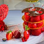 Dessert aus Mara des Bois Erdbeeren. Ein dreigeschossiges Erdbeerdessert mit Etagenböden aus Krokant-Chips und einem Erdbeer-Sorbet auf Rhabarber-Vervene-Mousse verziert mit einem Erdbeer-Algen Chips mag man gar nicht mit seinem Löffel unterwandern, so schön ist es anzusehen / © Foto: Georg Berg