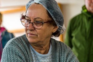 Fatma ist die Käsefrau in ihrem Dorf Akdemiz in Nordzypern. Tägllich liefern die Bauern der Umgebung ihr frische Milch von Ziege, Schaf und Kuh für die Zubereitung von Hellim bzw. Halloumi / © Foto: Georg Berg